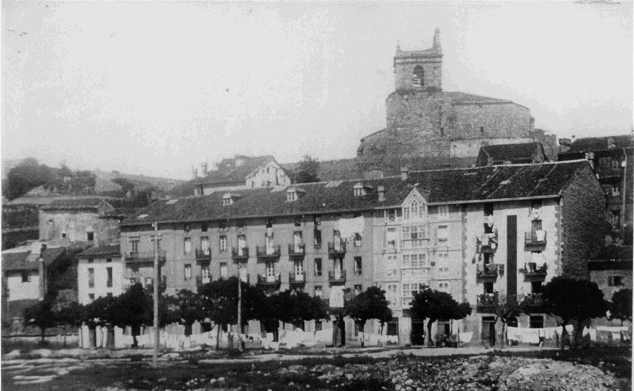 En lo alto de la Puebla Vieja, siempre vigilante, desde la Edad Media, la iglesia de Santa María de la Asunción