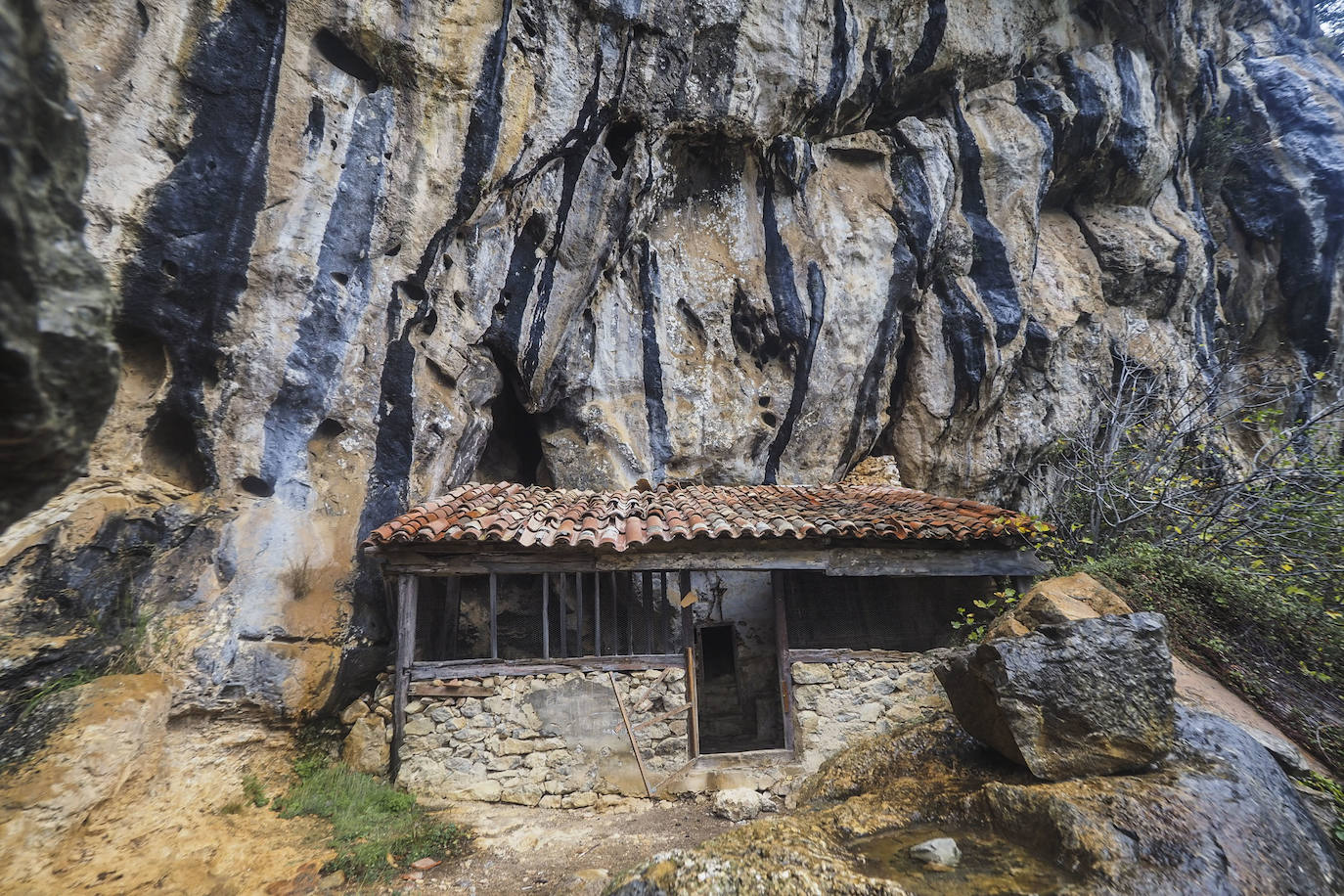 San Juan de Socueva es una antigua ermita rupestre situada al sur del municipio de Arredondo y se considera como la construcción religiosa más antigua de Cantabria. La capilla sigue manteniendo su función religiosa y está profundamente arraigada en la comunidad, que hasta hace poco todavía celebraba el culto a San Juan Bautista.