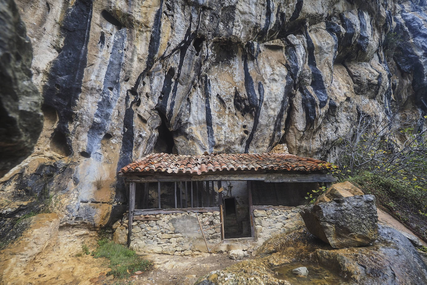 San Juan de Socueva es una antigua ermita rupestre situada al sur del municipio de Arredondo y se considera como la construcción religiosa más antigua de Cantabria. La capilla sigue manteniendo su función religiosa y está profundamente arraigada en la comunidad, que hasta hace poco todavía celebraba el culto a San Juan Bautista.