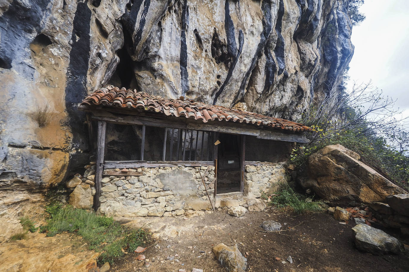 San Juan de Socueva es una antigua ermita rupestre situada al sur del municipio de Arredondo y se considera como la construcción religiosa más antigua de Cantabria. La capilla sigue manteniendo su función religiosa y está profundamente arraigada en la comunidad, que hasta hace poco todavía celebraba el culto a San Juan Bautista.