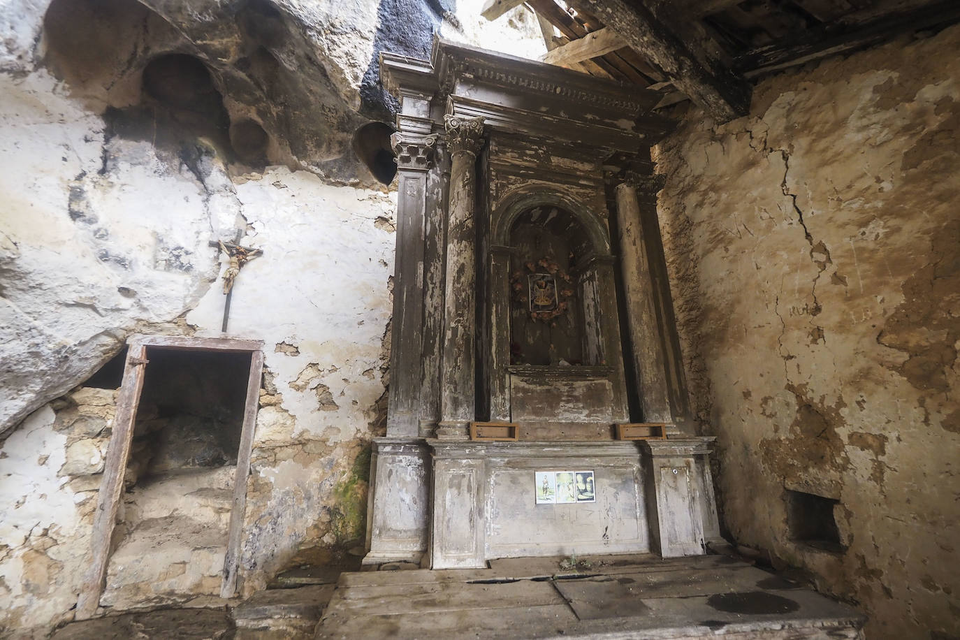 San Juan de Socueva es una antigua ermita rupestre situada al sur del municipio de Arredondo y se considera como la construcción religiosa más antigua de Cantabria. La capilla sigue manteniendo su función religiosa y está profundamente arraigada en la comunidad, que hasta hace poco todavía celebraba el culto a San Juan Bautista.