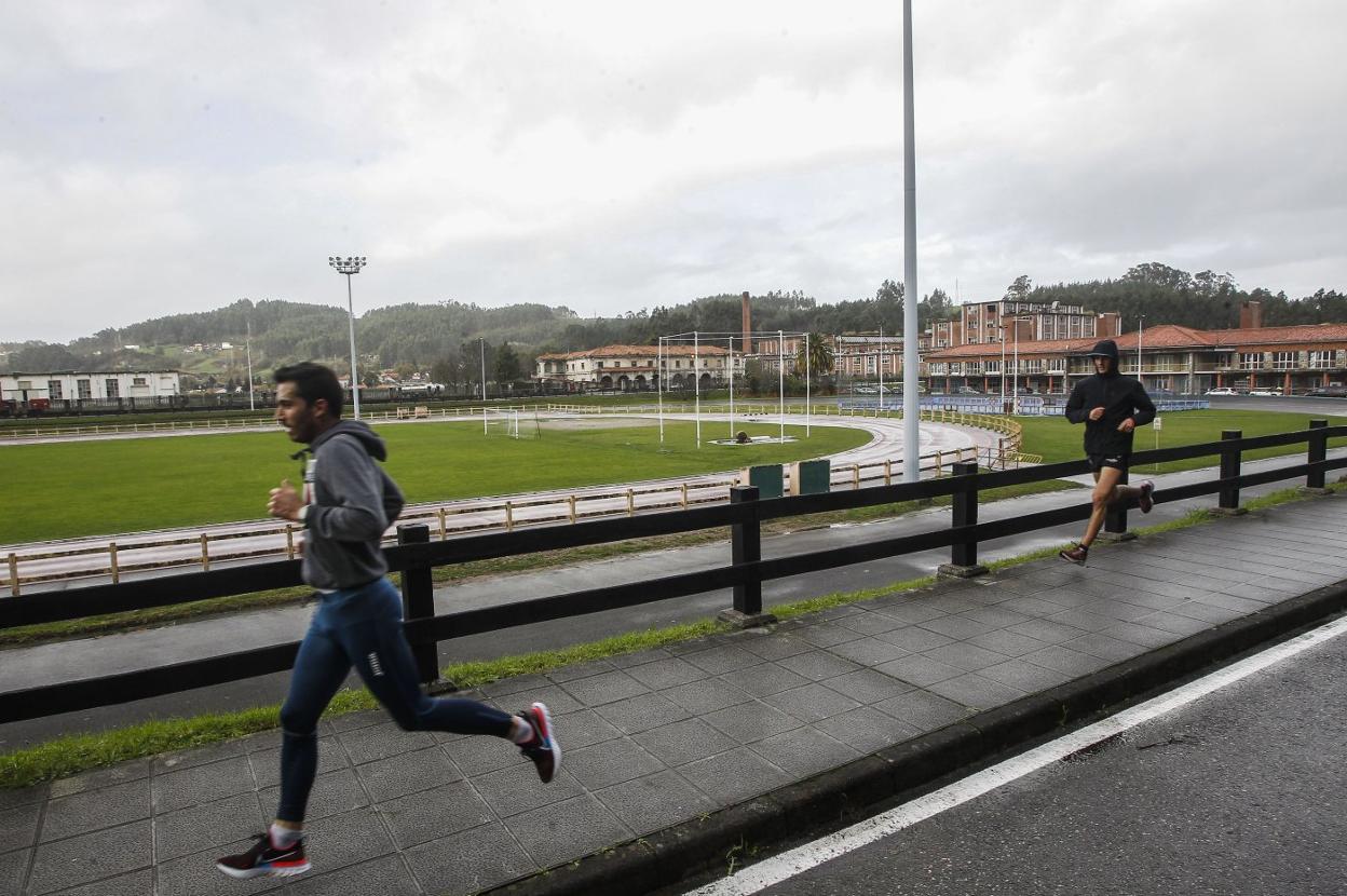 Dos atletas entrenan junto al complejo deportivo Óscar Freire, ahora propiedad municipal.