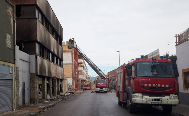 Comienza el desescombro de la nave siniestrada en Badalona.