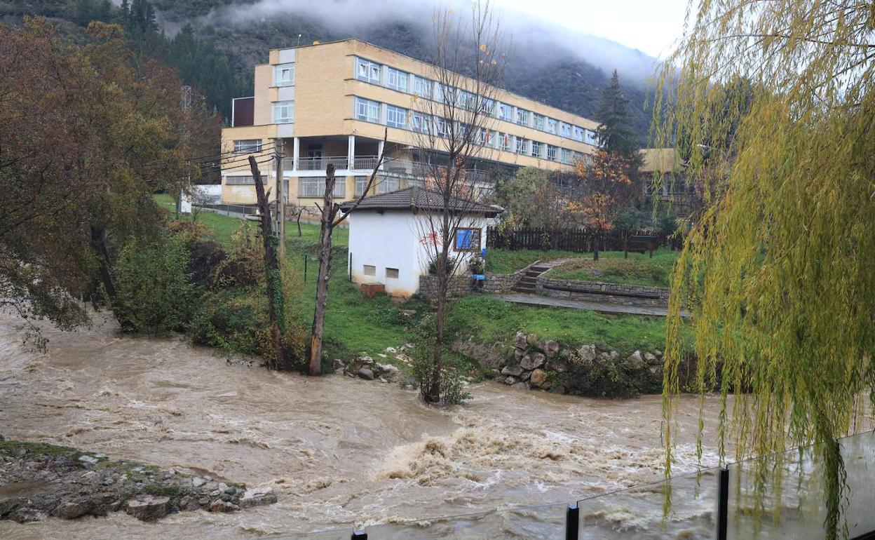 El río Deva alcanza el nivel de 'seguimiento' y se desborda en algunos puntos de Liébana