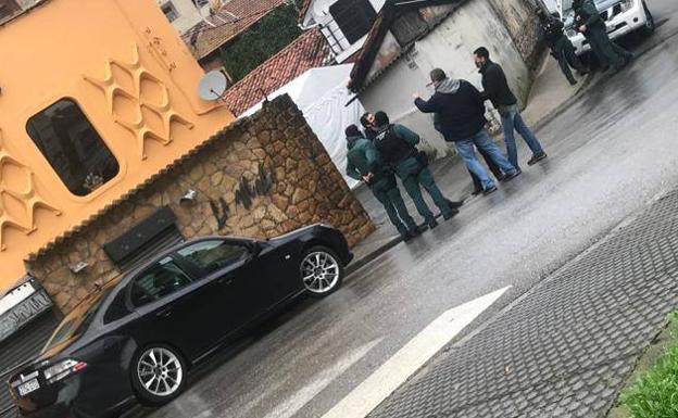 Imagen principal - Operativo de la Guardia Civil en el local de una asociación cannábica en Solares