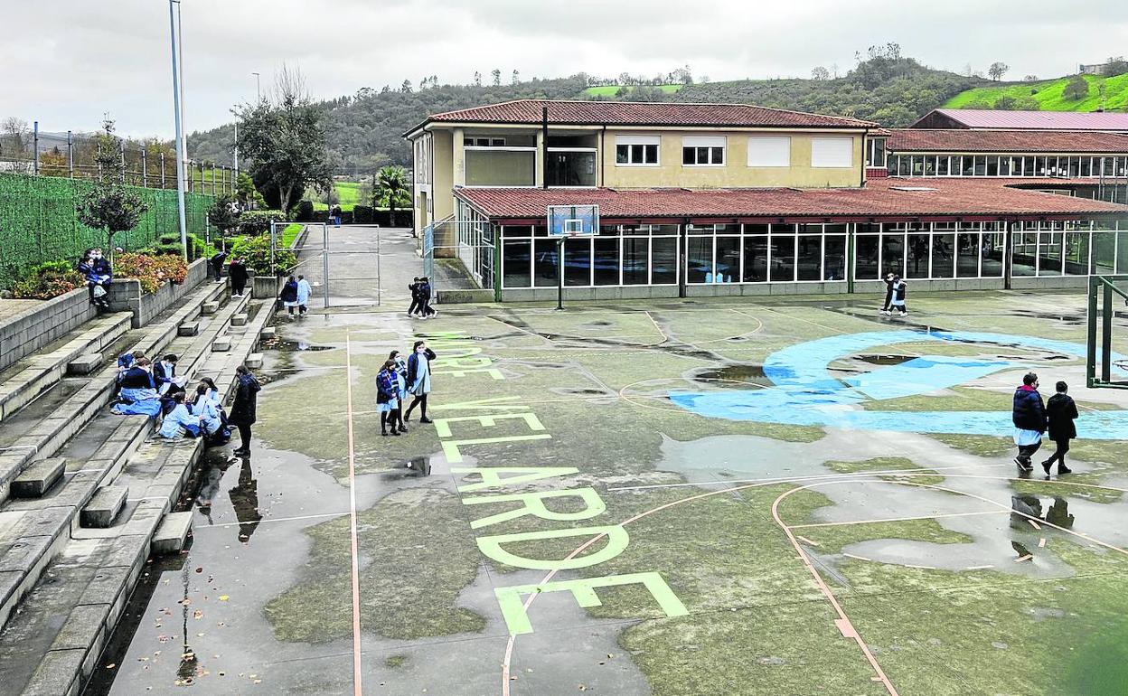 Grupos de escolares deambulan y juegan en el patio del colegio Torreánaz, donde ayer se retomaron las clases.