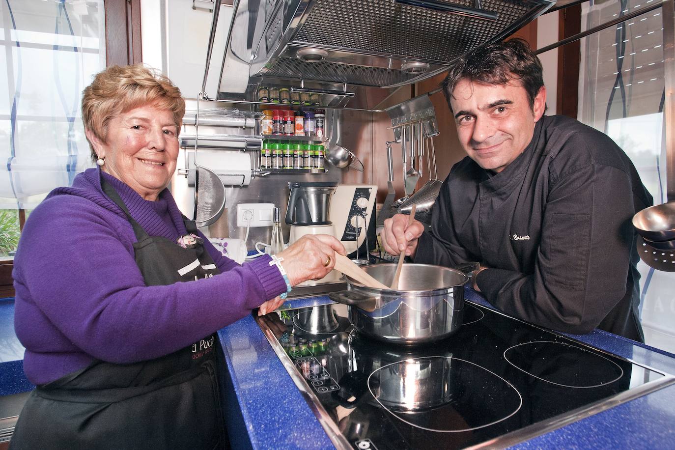 En 2013, Nacho Basurto con su madre, quien le enseñó a cocinar, posando para un reportaje de Cantabria en la Mesa.