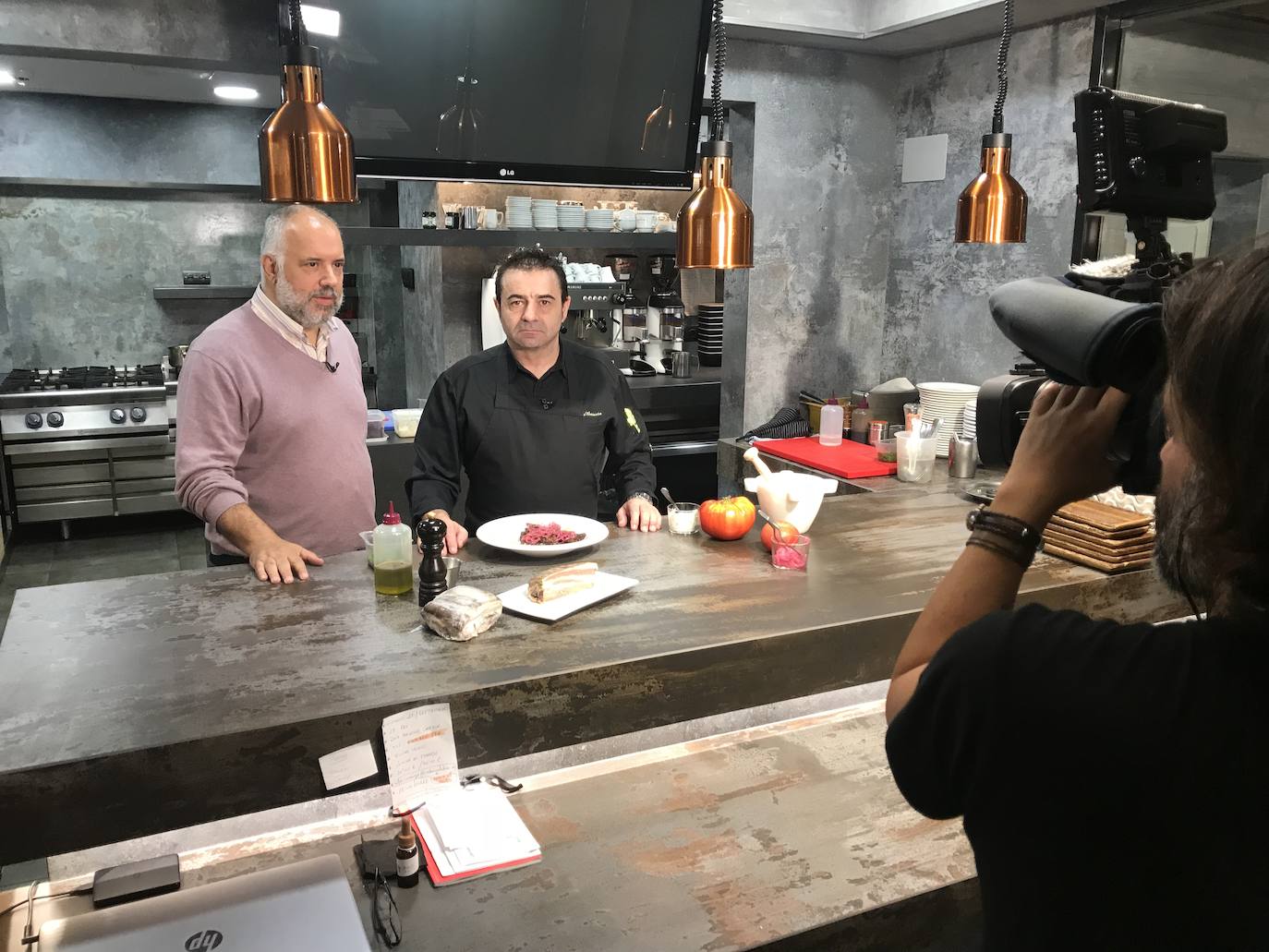 Nacho Basurto grabando una receta para Cantabria en la Mesa junto a José Luis Pérez, redactor jefe de El Diario Montañés. Septiembre de 2018.