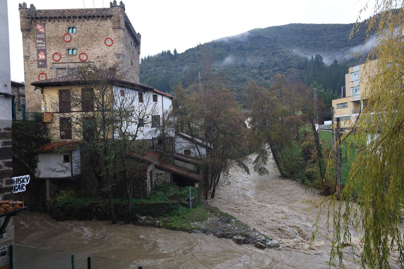 Fotos: Los ríos Deva y Quiviesa inundan fincas y paseos fluviales en Potes