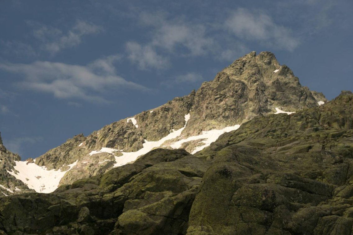 El Pico Almanzor es la cumbre más alta de la Sierra de Gredos y de todo el sistema central con 2.591 metros de altura. Su cumbre hace las veces de línea divisoria entre los municipios de Zapardiel de la Ribera y Candeleda. Su ascensión es solo recomendable para montañeros con experiencia, sobre todo en invierno y con nieve, en cuyo caso se necesitaría hacer uso de cuerda, piolet y crampones para la subida.