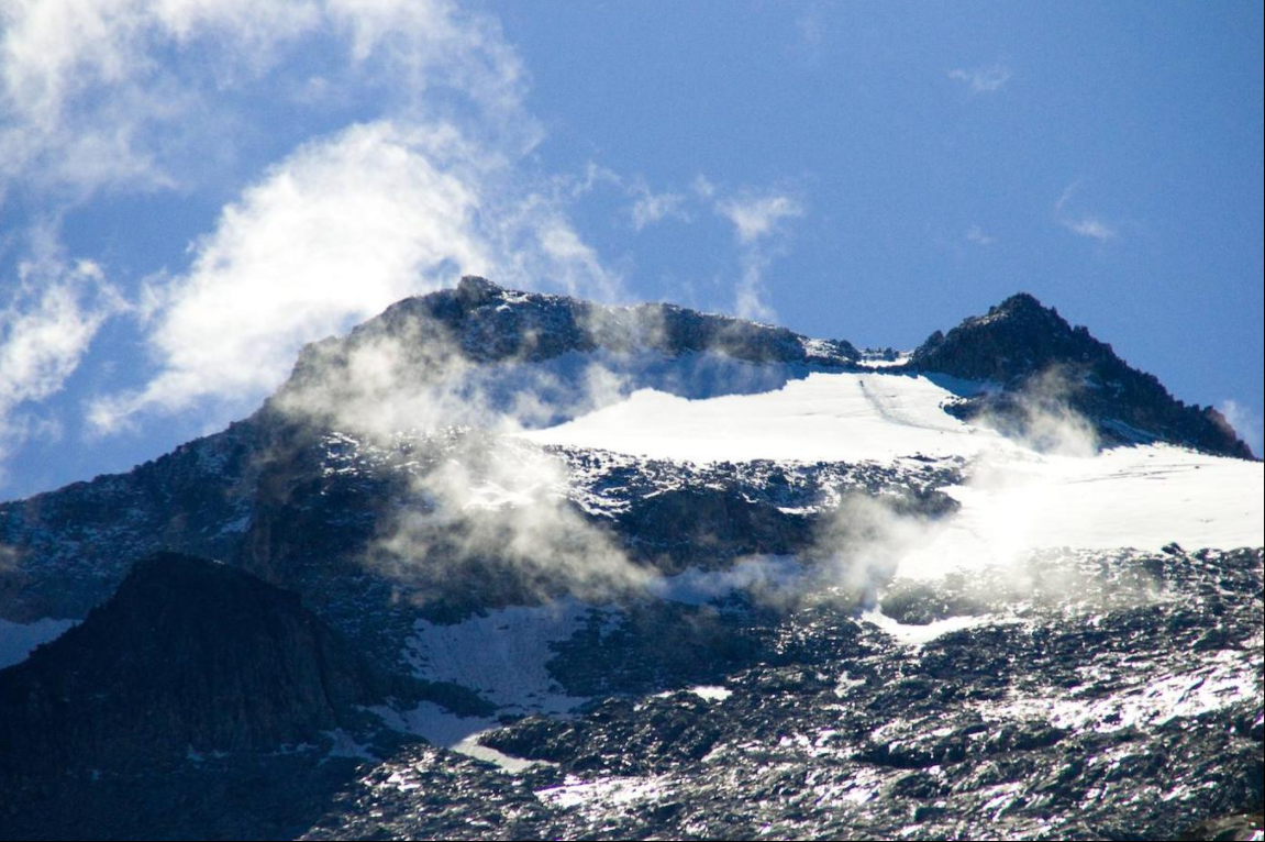 45.700 hashtags. Con sus 3.404 metros de altura, el Aneto es el pico más alto de los Pirineos y en su cara norte podemos encontrar el mayor glaciar de esta famosa cordillera que separa España de Francia. Miles de montañeros visitan cada año esta cima, situada en el valle de Benasque dentro del Parque Natural Posets-Maladeta, que está formada por terrenos paleozoicos de naturaleza granítica y materiales mesozoicos.