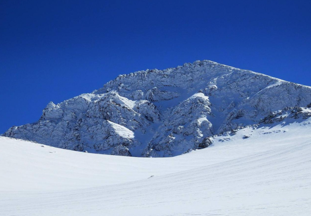 16.800 hashtags. Sus 3.482 metros convierten a este pico de Sierra Nevada, en el más alto de la Península y en el segundo más alto de España, solo por detrás de El Teide. La subida a la cima se puede realizar en un día y es mejor llevarla a cabo en primavera o verano, cuando la nieve se derrite.