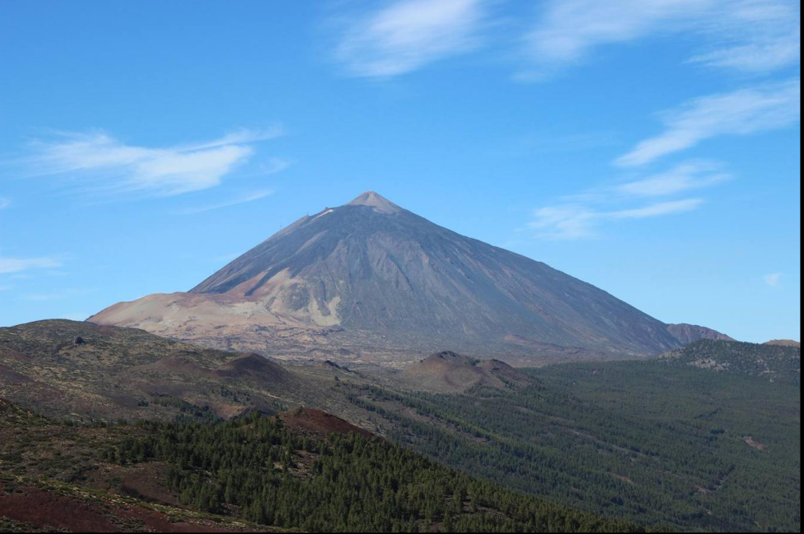 552.000 hashtags. La cima más alta de España es también la más instagrameada de nuestro país. Situado en la isla de Tenerife, este volcán en activo es uno de los más visitados de España por lo que no es de extrañar que haya tantas imágenes de él en esta red social. Además, con sus 3.718 metros de altura, El Teide es el tercer mayor volcán de la Tierra (desde su base en el lecho oceánico) y el Parque Nacional en el que se encuentra es Patrimonio de la Humanidad desde 2007. Sin duda, El Teide, bien merece una ascensión hasta su pico, desde el que podremos observar todo el Archipiélago.