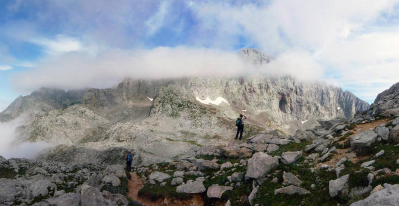 Torre Santa, Peña Santa o para otros Peña Santa de Castilla, con sus 2.596 metros de altura, es el pico más alto del Macizo Occidental y también una de las montañas más bellas de los Picos de Europa. Una montaña sin tantas aglomeraciones como el famoso Picu Urriellu, pero que sin duda es otra de las perlas que podremos encontrar en el paisaje montañoso de Picos de Europa.