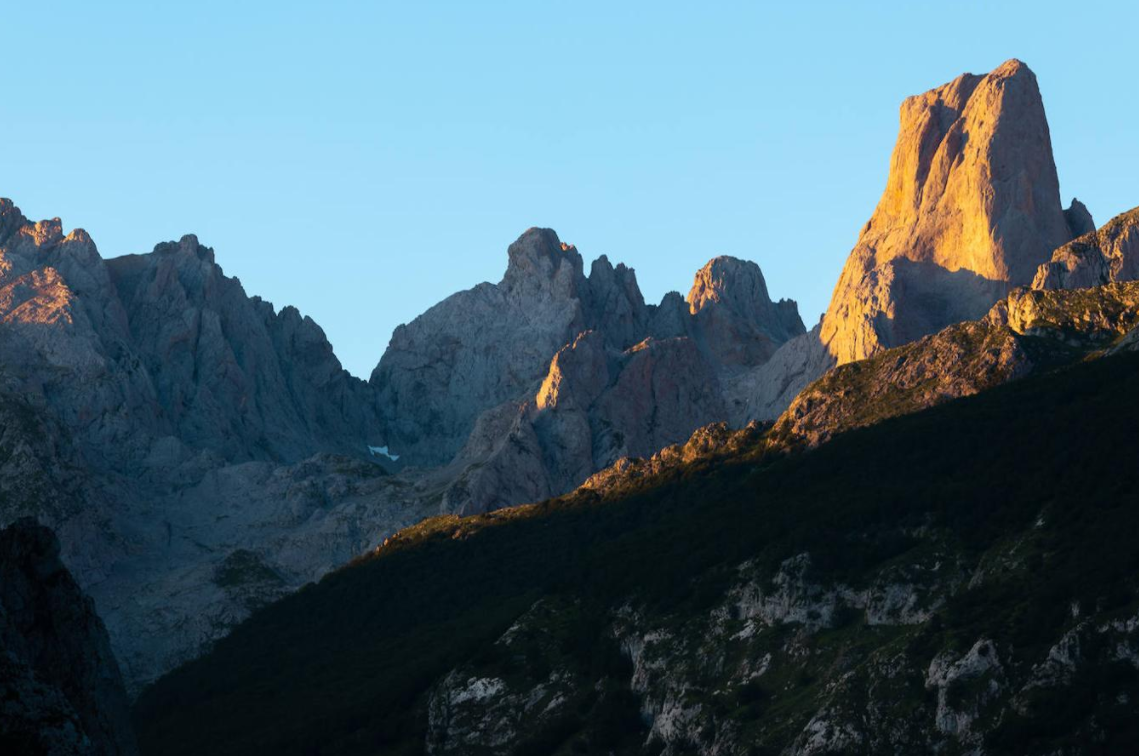 Sin duda el Picu Urriellu es una de las montañas más bonitas y emblemáticas de Asturias, así como también de toda España. Por eso no es de extrañar que su cima se haya convertido en un auténtico sueño para muchos montañeros y sobre todo escaladores. Y es que para acceder a la cima de esta gran mole caliza de 2.519 metros de altitud, que se encuentra en pleno Parque Nacional de Picos de Europa, tendrás que escalar o si no dominas este deporte, contratar los servicios de un guía de escalada.