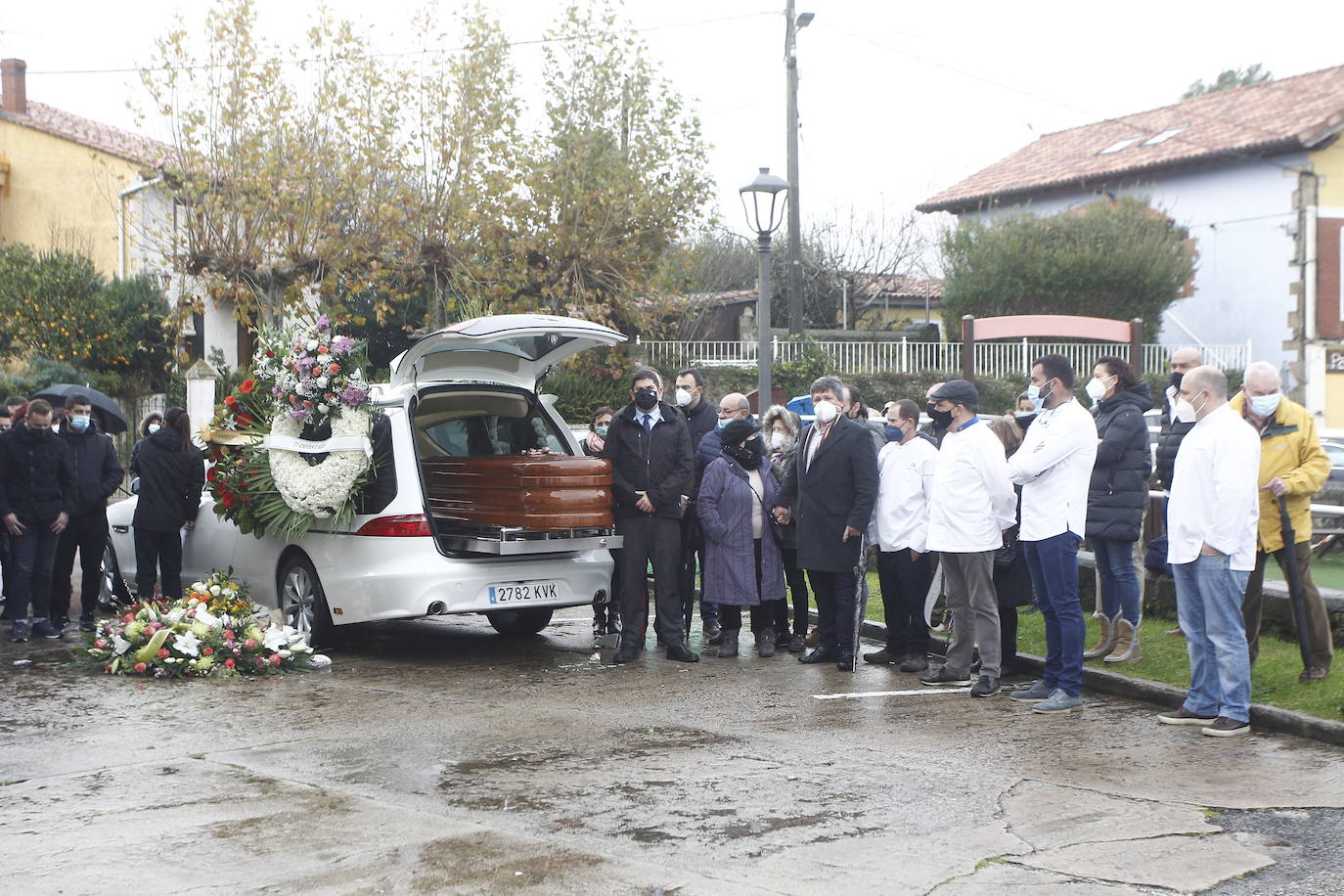 Amigos, compañeros de profesión, familiares y empresarios de hostelería han acudido al funeral en memoria del cocinero cántabro Nacho Basurto, fallecido a los 53 años de edad. La despedida, celebrada en la iglesia de Polanco, se ha convertido en todo un homenaje al inolvidable chef, que ya forma parte de la historia de la Gastronomía de Cantabria.