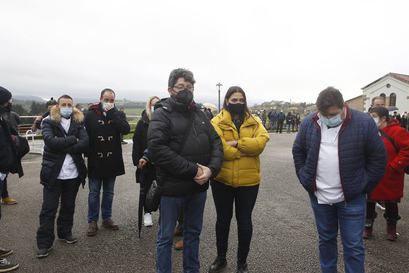 Amigos, compañeros de profesión, familiares y empresarios de hostelería han acudido al funeral en memoria del cocinero cántabro Nacho Basurto, fallecido a los 53 años de edad. La despedida, celebrada en la iglesia de Polanco, se ha convertido en todo un homenaje al inolvidable chef, que ya forma parte de la historia de la Gastronomía de Cantabria.