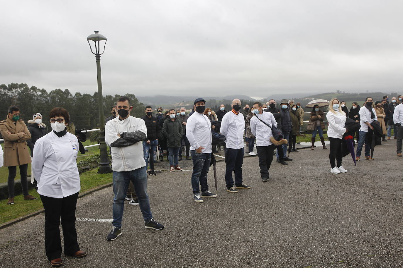 Amigos, compañeros de profesión, familiares y empresarios de hostelería han acudido al funeral en memoria del cocinero cántabro Nacho Basurto, fallecido a los 53 años de edad. La despedida, celebrada en la iglesia de Polanco, se ha convertido en todo un homenaje al inolvidable chef, que ya forma parte de la historia de la Gastronomía de Cantabria.