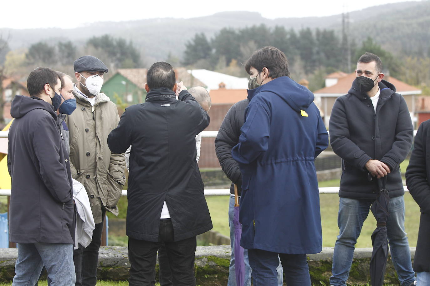 Amigos, compañeros de profesión, familiares y empresarios de hostelería han acudido al funeral en memoria del cocinero cántabro Nacho Basurto, fallecido a los 53 años de edad. La despedida, celebrada en la iglesia de Polanco, se ha convertido en todo un homenaje al inolvidable chef, que ya forma parte de la historia de la Gastronomía de Cantabria.