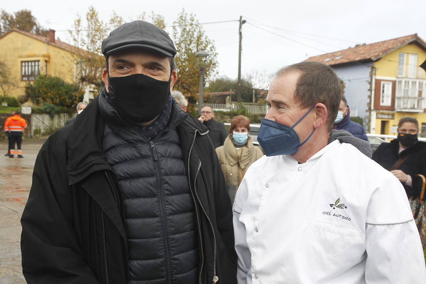 Amigos, compañeros de profesión, familiares y empresarios de hostelería han acudido al funeral en memoria del cocinero cántabro Nacho Basurto, fallecido a los 53 años de edad. La despedida, celebrada en la iglesia de Polanco, se ha convertido en todo un homenaje al inolvidable chef, que ya forma parte de la historia de la Gastronomía de Cantabria.