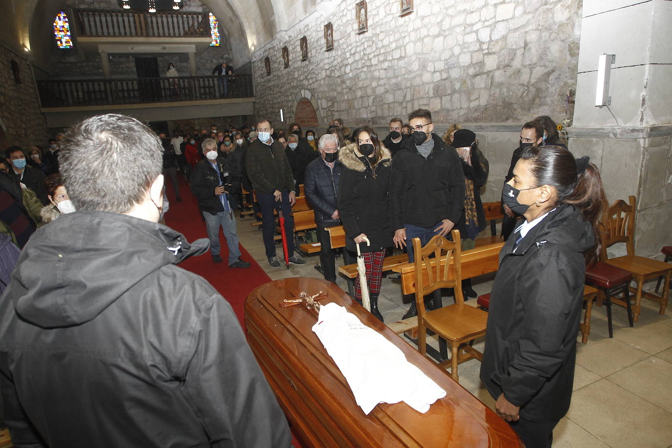 Amigos, compañeros de profesión, familiares y empresarios de hostelería han acudido al funeral en memoria del cocinero cántabro Nacho Basurto, fallecido a los 53 años de edad. La despedida, celebrada en la iglesia de Polanco, se ha convertido en todo un homenaje al inolvidable chef, que ya forma parte de la historia de la Gastronomía de Cantabria.