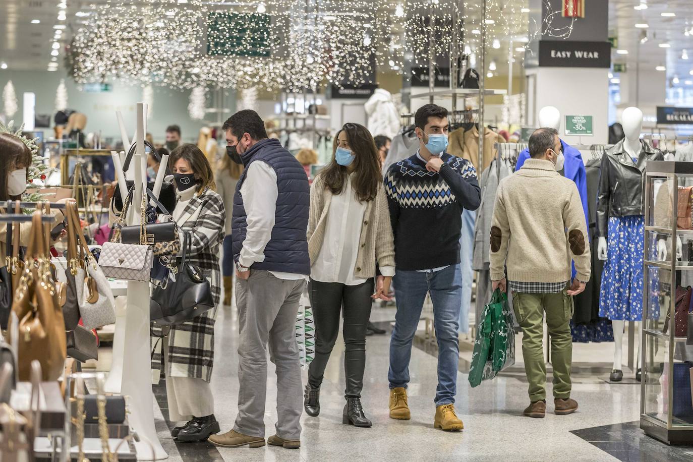 Los centros comerciales Valle Real y El Corte Inglés han registrado este sábado una importante afluencia de público, en el primer fin de semana tras la apertura a la movilidad entre municipios y con la urgencia de muchos de ultimar las compras navideñas. Se han llegado a ver colas a las puertas de algunos establecimientos.