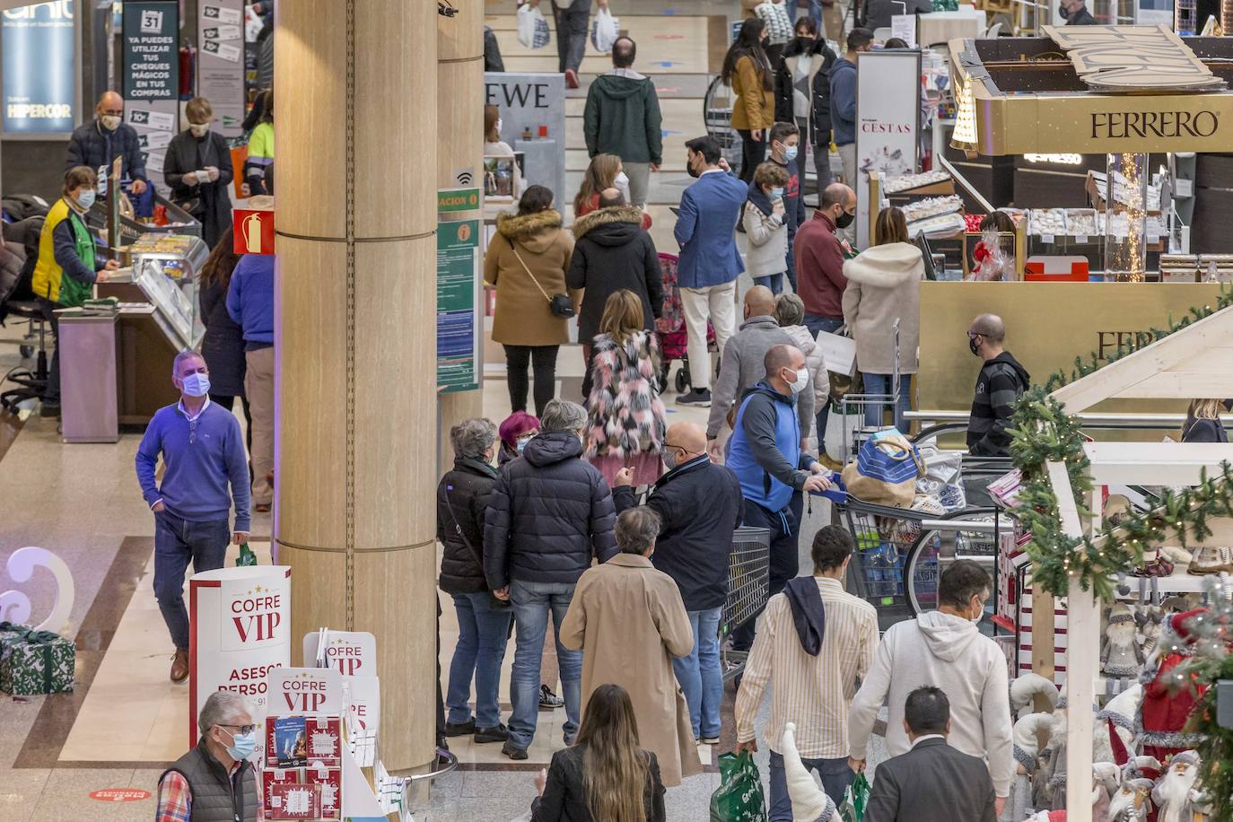 Los centros comerciales Valle Real y El Corte Inglés han registrado este sábado una importante afluencia de público, en el primer fin de semana tras la apertura a la movilidad entre municipios y con la urgencia de muchos de ultimar las compras navideñas. Se han llegado a ver colas a las puertas de algunos establecimientos.
