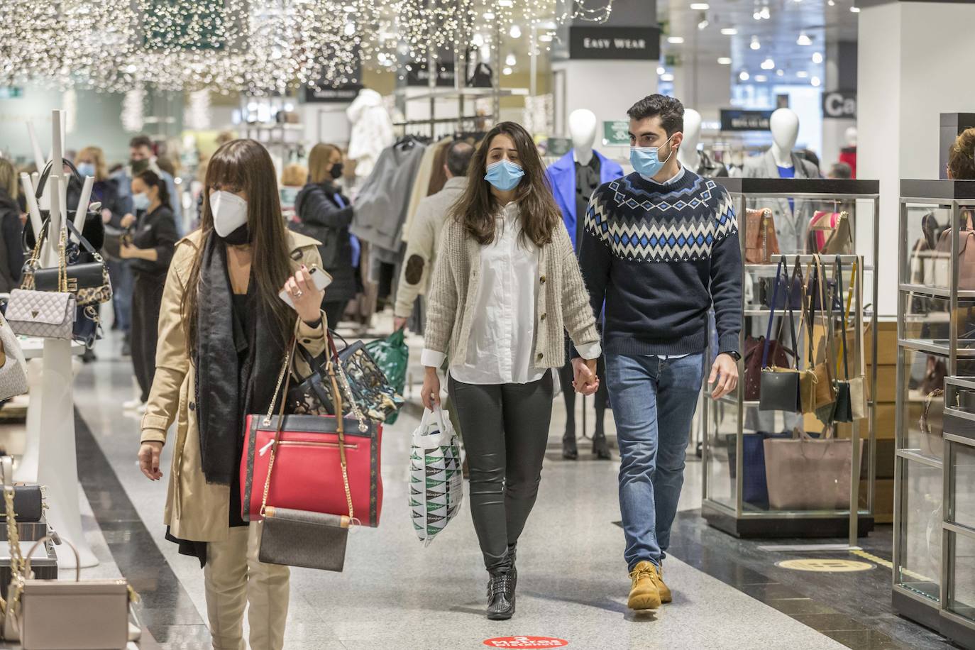 Los centros comerciales Valle Real y El Corte Inglés han registrado este sábado una importante afluencia de público, en el primer fin de semana tras la apertura a la movilidad entre municipios y con la urgencia de muchos de ultimar las compras navideñas. Se han llegado a ver colas a las puertas de algunos establecimientos.