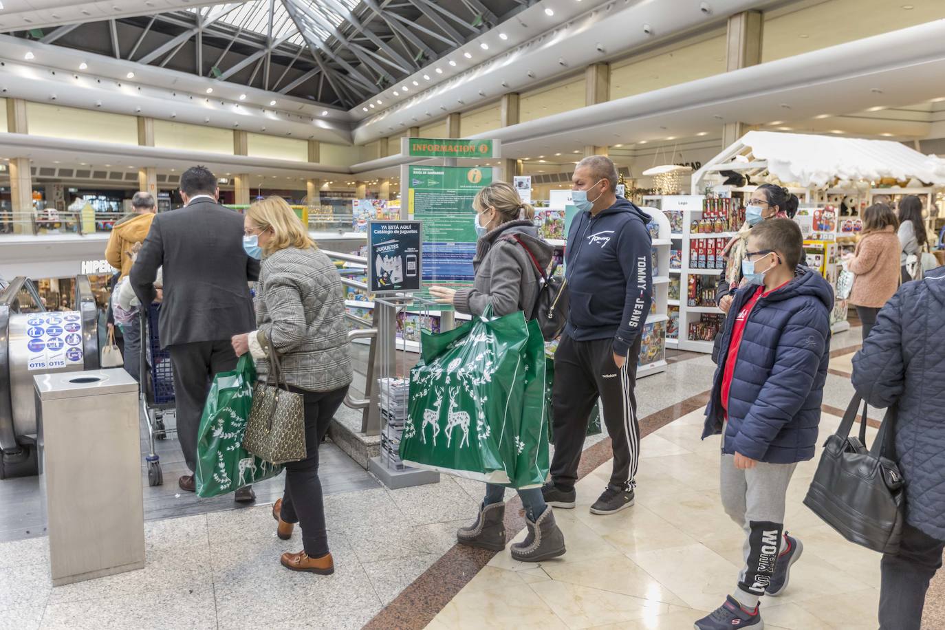 Los centros comerciales Valle Real y El Corte Inglés han registrado este sábado una importante afluencia de público, en el primer fin de semana tras la apertura a la movilidad entre municipios y con la urgencia de muchos de ultimar las compras navideñas. Se han llegado a ver colas a las puertas de algunos establecimientos.