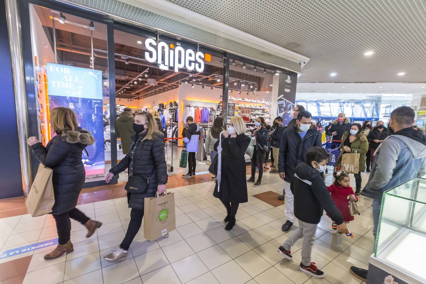 Los centros comerciales Valle Real y El Corte Inglés han registrado este sábado una importante afluencia de público, en el primer fin de semana tras la apertura a la movilidad entre municipios y con la urgencia de muchos de ultimar las compras navideñas. Se han llegado a ver colas a las puertas de algunos establecimientos.