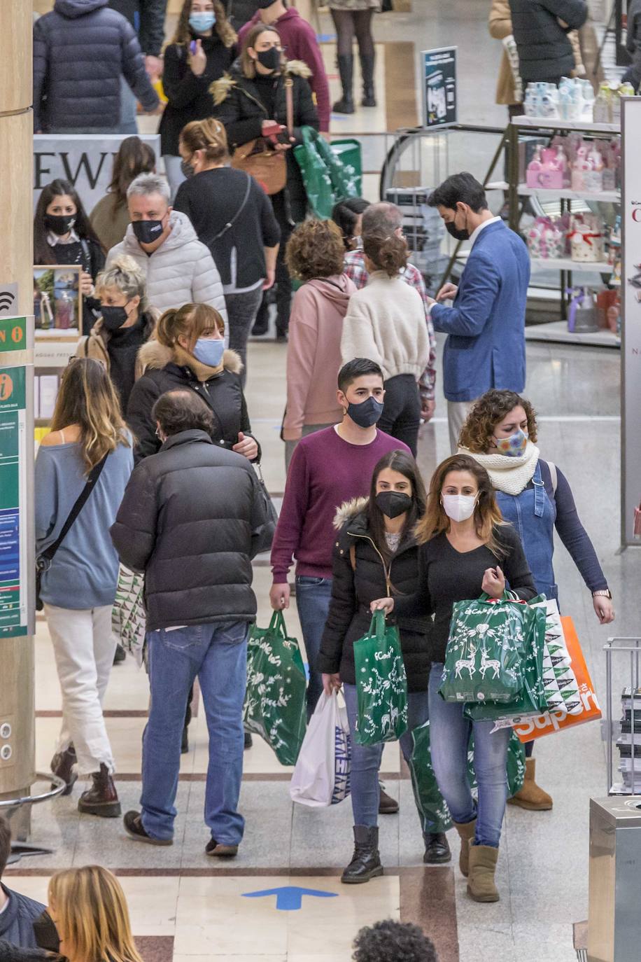 Los centros comerciales Valle Real y El Corte Inglés han registrado este sábado una importante afluencia de público, en el primer fin de semana tras la apertura a la movilidad entre municipios y con la urgencia de muchos de ultimar las compras navideñas. Se han llegado a ver colas a las puertas de algunos establecimientos.