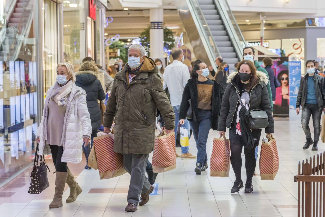 Los centros comerciales Valle Real y El Corte Inglés han registrado este sábado una importante afluencia de público, en el primer fin de semana tras la apertura a la movilidad entre municipios y con la urgencia de muchos de ultimar las compras navideñas. Se han llegado a ver colas a las puertas de algunos establecimientos.
