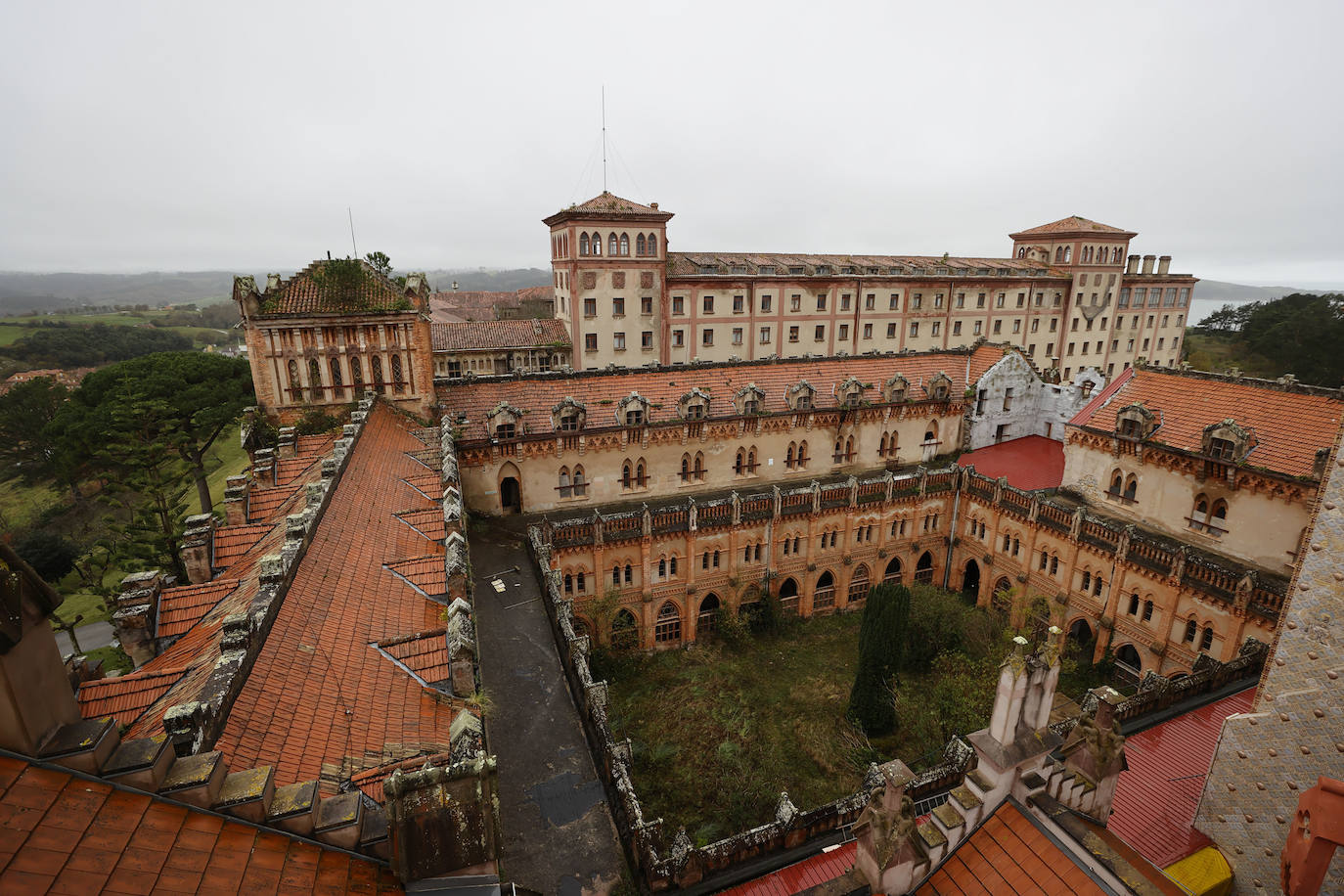 El edificio avanza en la rehabilitación de sus espacios. En primavera la Iglesia verá culminada su restauración y comenzará el refuerzo del claustro oeste 