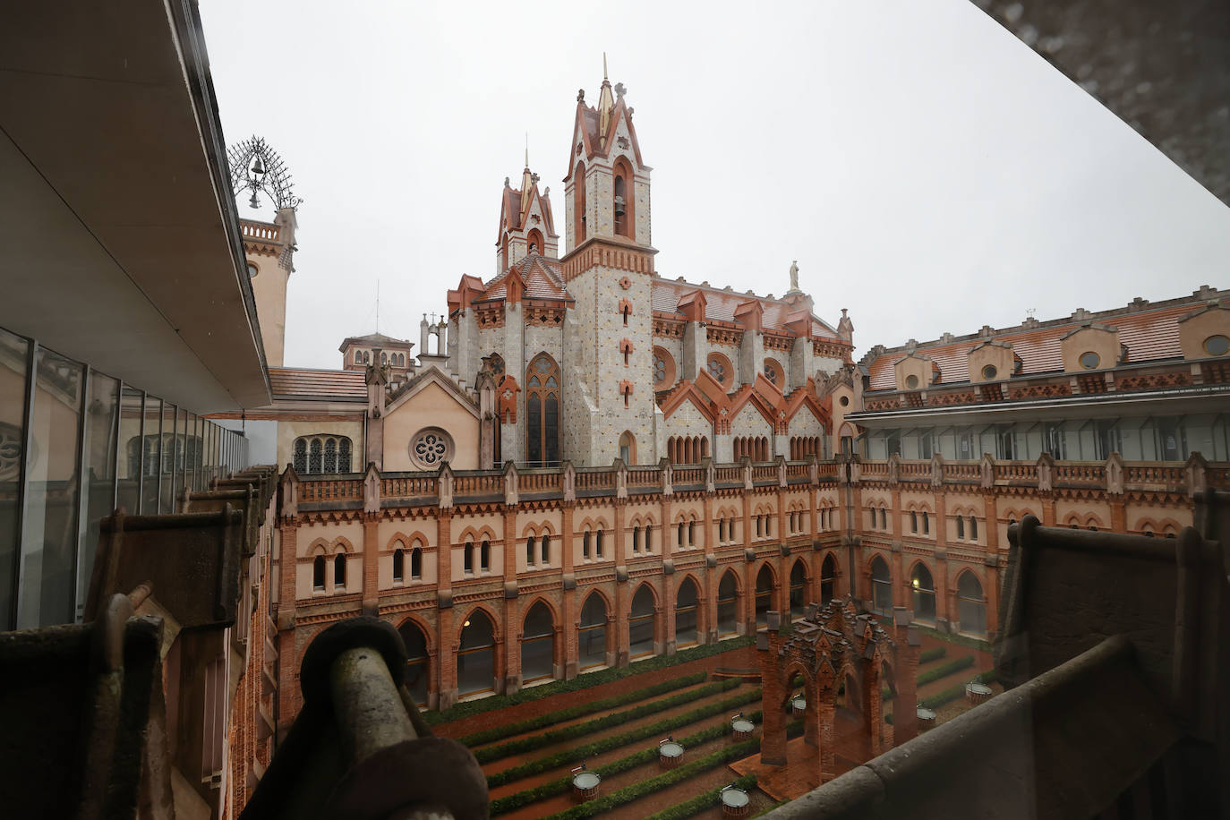 El edificio avanza en la rehabilitación de sus espacios. En primavera la Iglesia verá culminada su restauración y comenzará el refuerzo del claustro oeste 