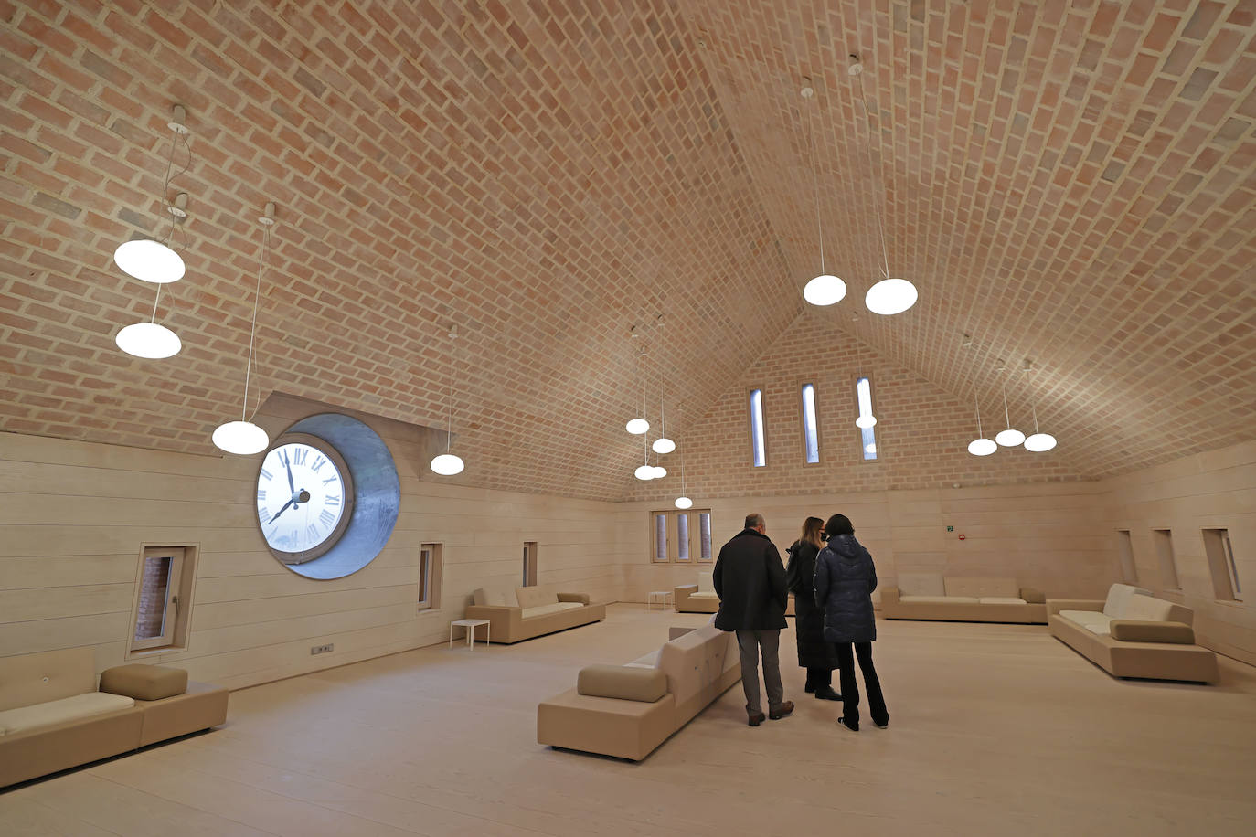 El edificio avanza en la rehabilitación de sus espacios. En primavera la Iglesia verá culminada su restauración y comenzará el refuerzo del claustro oeste 