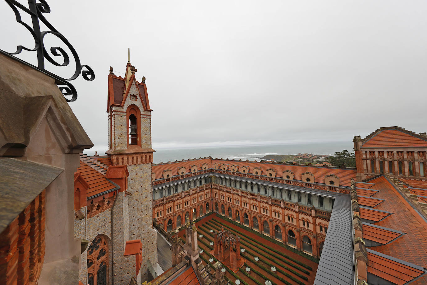 El edificio avanza en la rehabilitación de sus espacios. En primavera la Iglesia verá culminada su restauración y comenzará el refuerzo del claustro oeste 