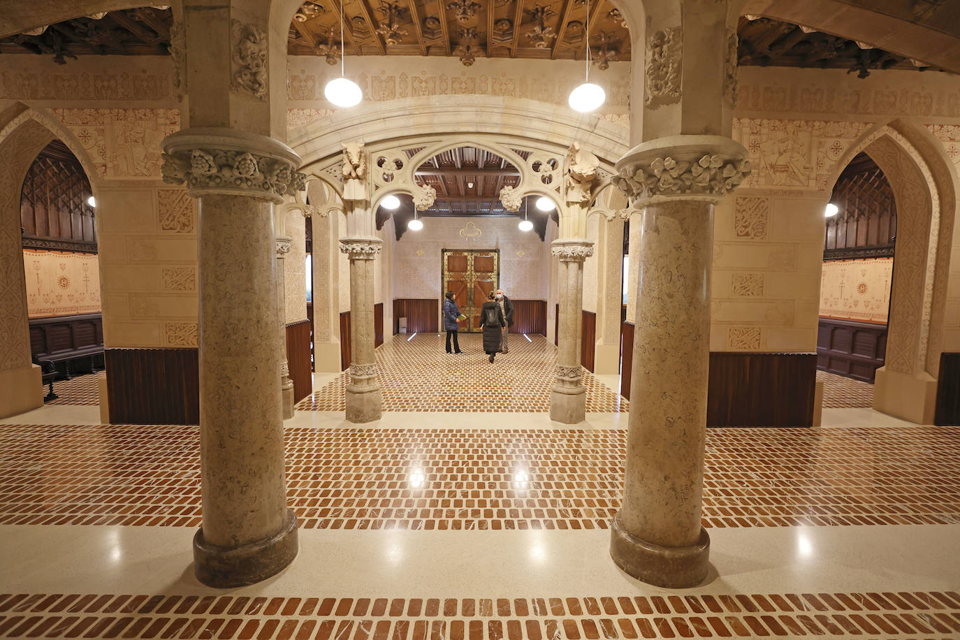 El edificio avanza en la rehabilitación de sus espacios. En primavera la Iglesia verá culminada su restauración y comenzará el refuerzo del claustro oeste 