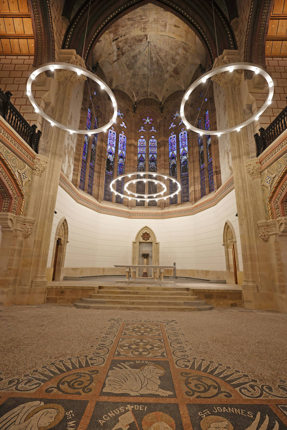 El edificio avanza en la rehabilitación de sus espacios. En primavera la Iglesia verá culminada su restauración y comenzará el refuerzo del claustro oeste 