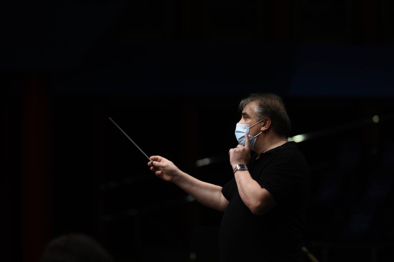 El director de orquesta, Jaime Martín, durante el ensayo del concierto inaugural del Festival Internacional de Santander 2020.