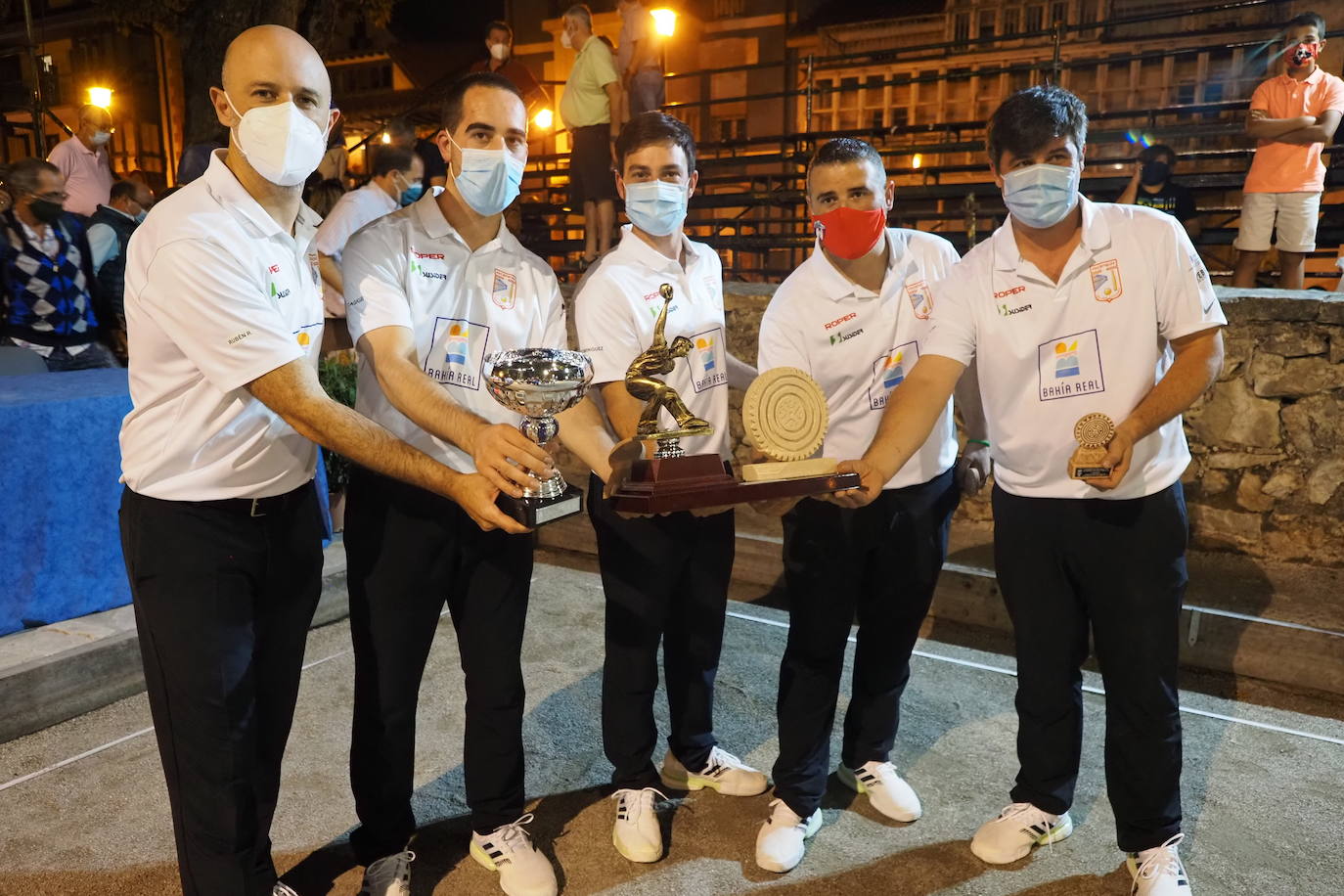Entrega de premios en uno de los primeros torneos bolísticos convocados en la comunidad, tras la desescalada, y bajo las medidas sanitarias pertinentes. 
