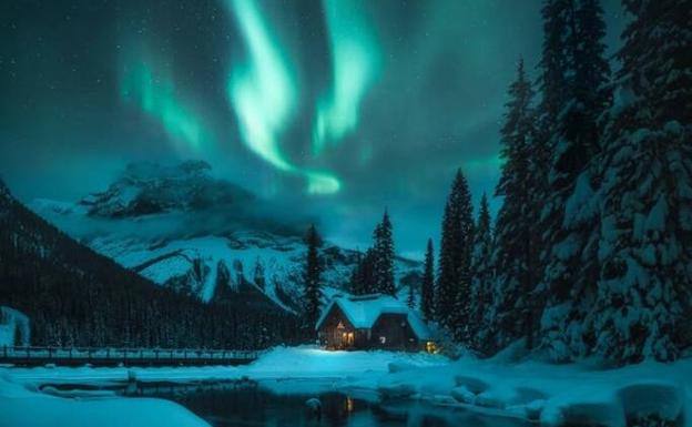 Imagen principal - La fotografía de una cántabra, entre las mejores auroras boreales del año