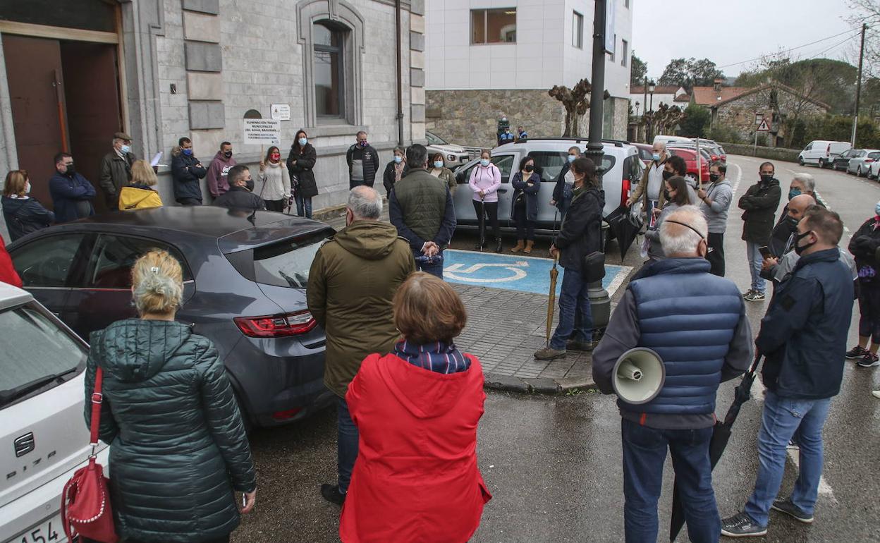 Protesta en Solares de empresarios y trabajadores del sector dentro de la campaña de la Asociación de Hostelería.