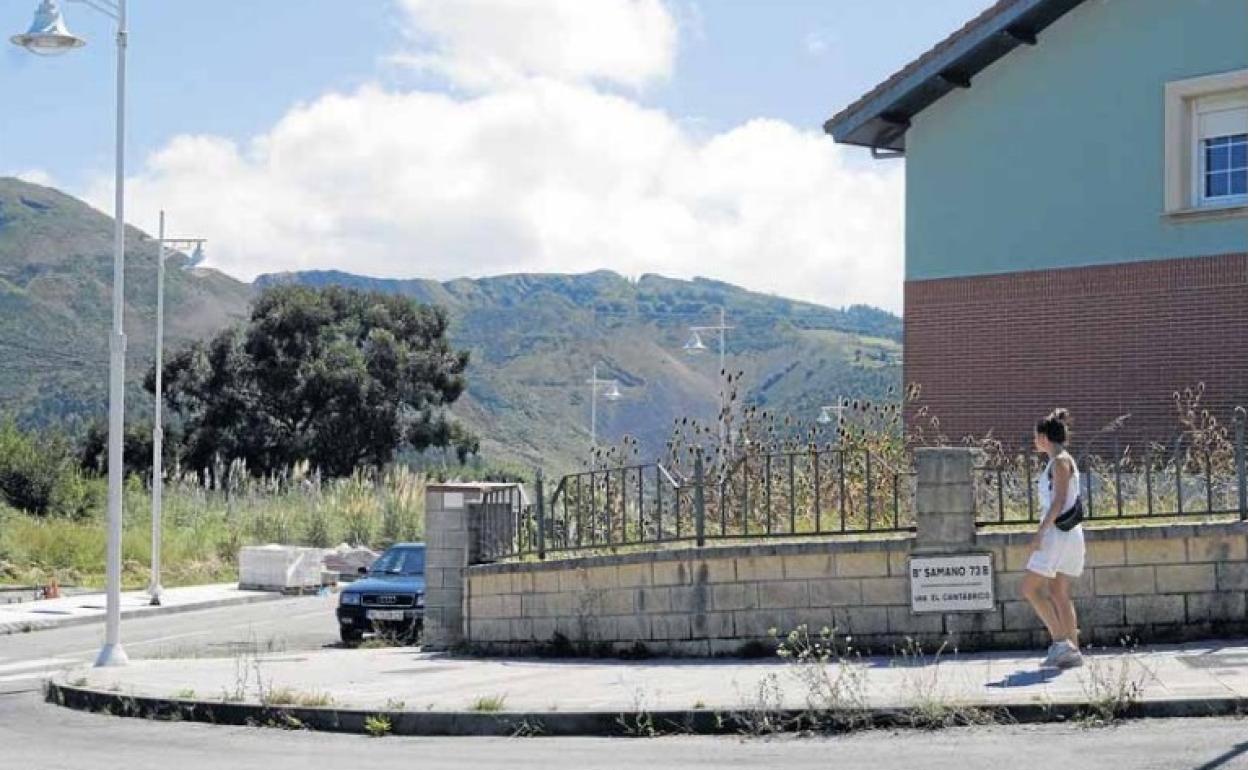 Una joven pasea por el entorno de La Loma, en Castro.