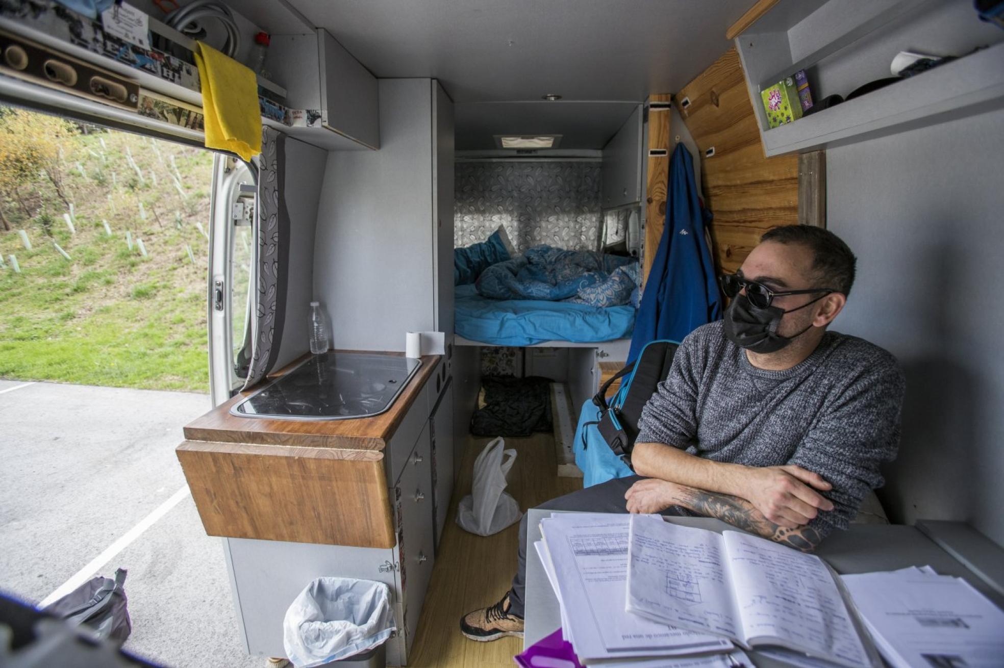 Desde Zamora Sergio, en su autocaravana, donde estudia. 