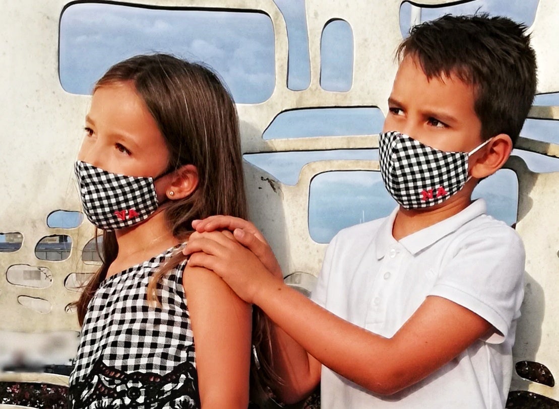 Nuestros niños nos han dado ejemplo de adaptación. En la foto mis nietos, Valentina y Nicolás, con sus mascarillas