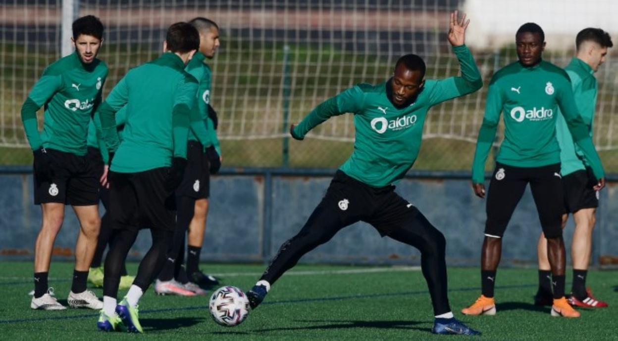 Cedric controla el balón, ayer, sobre el césped sintético de La Albericia.