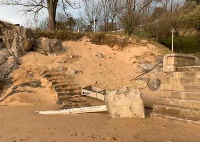 Imagen secundaria 1 - Escaleras 'desenterradas' en esta misma playa y operarios revisando el argayo de Reina Victoria.