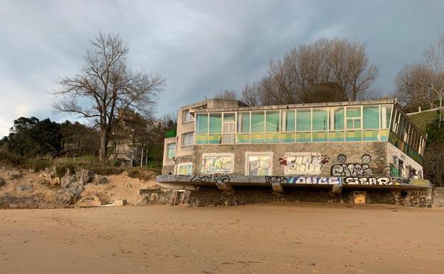 El mar se llevó parte de la arena en la Playa de Los Peligros y ha dejado así el antiguo club de La Horadada.