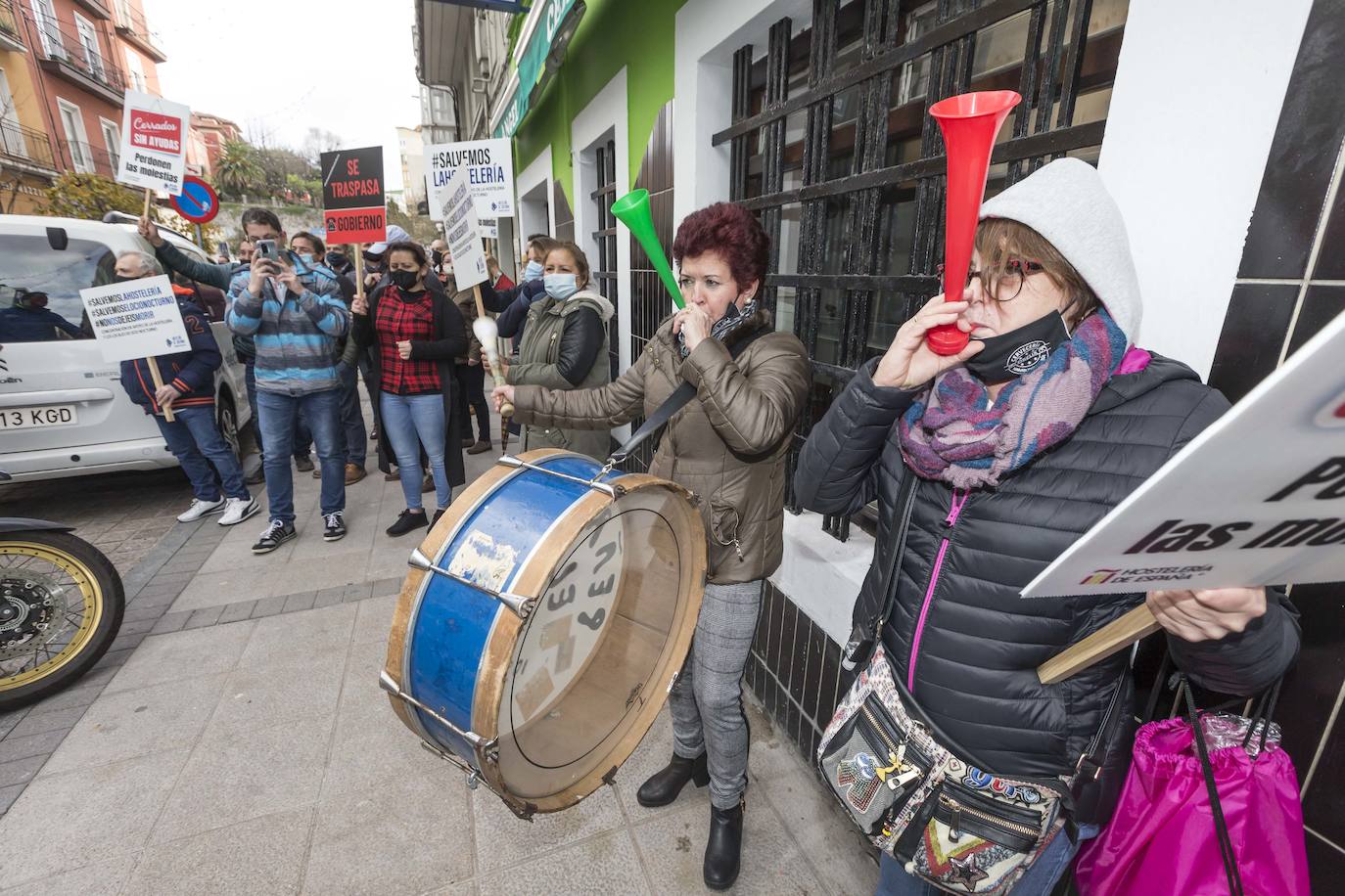 Decenas de hosteleros han protagonizado esta mañana una sonora protesta en Peña Herbosa frente a la sede del Gobierno de Cantabria. Mientras dentro del edificio se anunciaba que se prohibirá la apertura del interior de los locales durante toda la Navidad, fuera los damnificados escenificaban su funeral, con ataúdes y sogas al cuello.