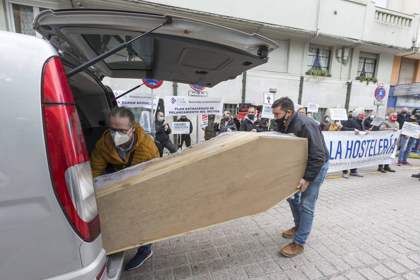 Decenas de hosteleros han protagonizado esta mañana una sonora protesta en Peña Herbosa frente a la sede del Gobierno de Cantabria. Mientras dentro del edificio se anunciaba que se prohibirá la apertura del interior de los locales durante toda la Navidad, fuera los damnificados escenificaban su funeral, con ataúdes y sogas al cuello.